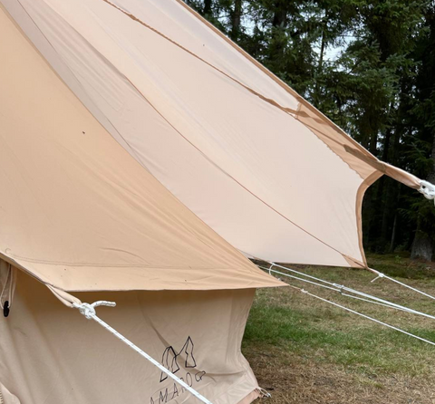 Regenhoes voor de glamping tent